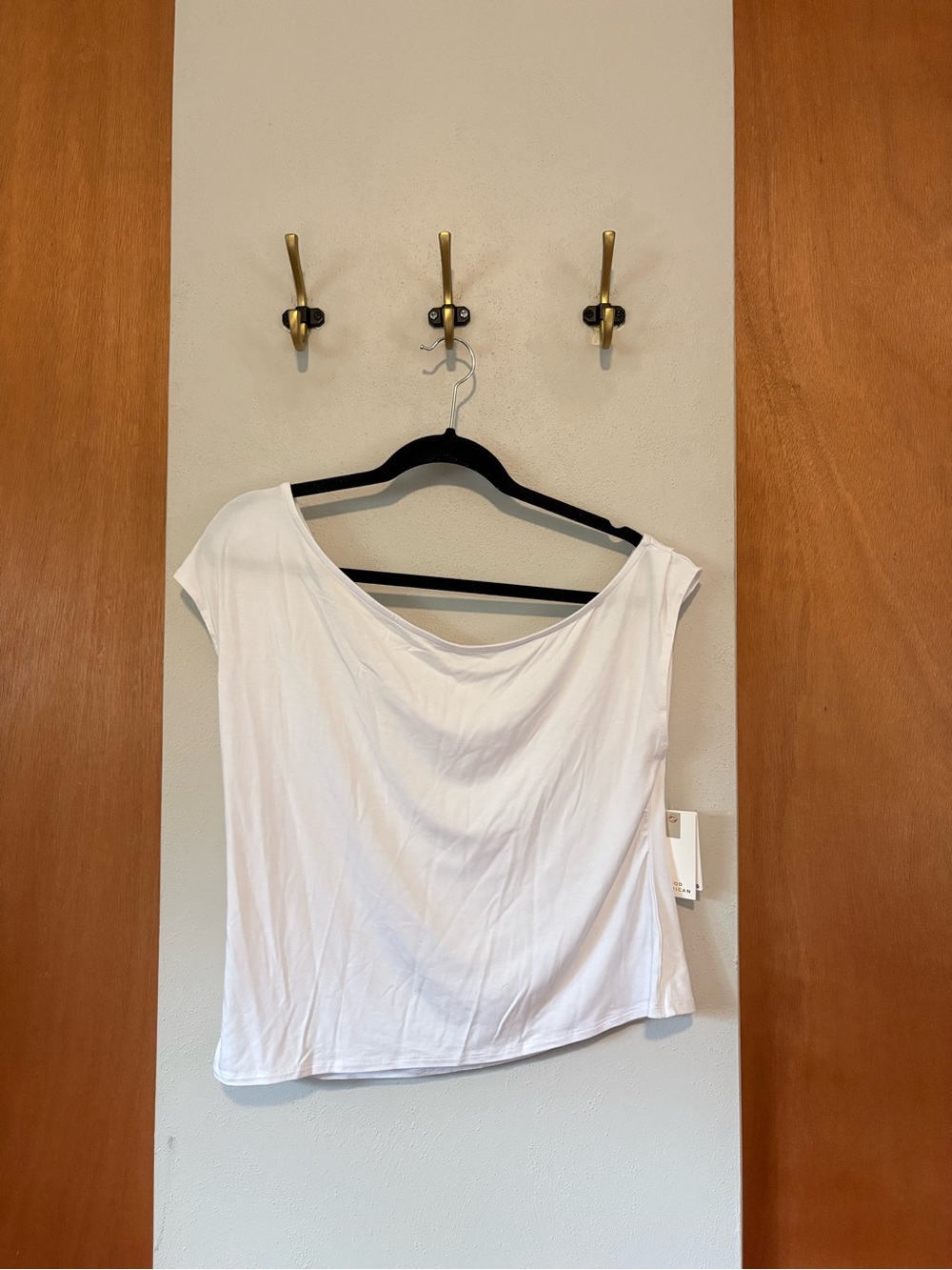 Good American asymmetrical off the shoulder white jersey top — brand new!